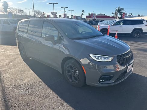 Used 2022 Chrysler Pacifica Limited w/ S Appearance Package image 7