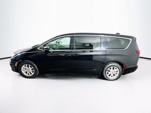 Used 2024 Chrysler Pacifica Touring-L FWD image 4
