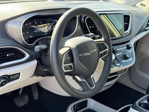 Used 2023 Chrysler Pacifica Touring-L FWD image 9