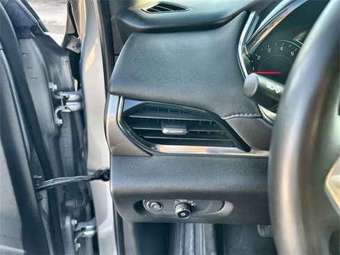 Used 2023 Chevrolet Traverse LT w/ Rear Camera Mirror Package image 17