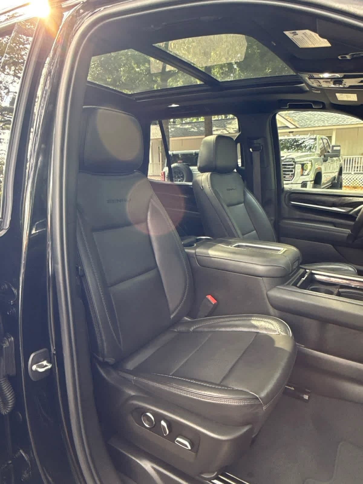 Used 2021 GMC Yukon Denali w/ Denali Premium Package AWD/4WD image 18