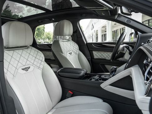 Used 2021 Bentley Bentayga AWD/4WD image 26