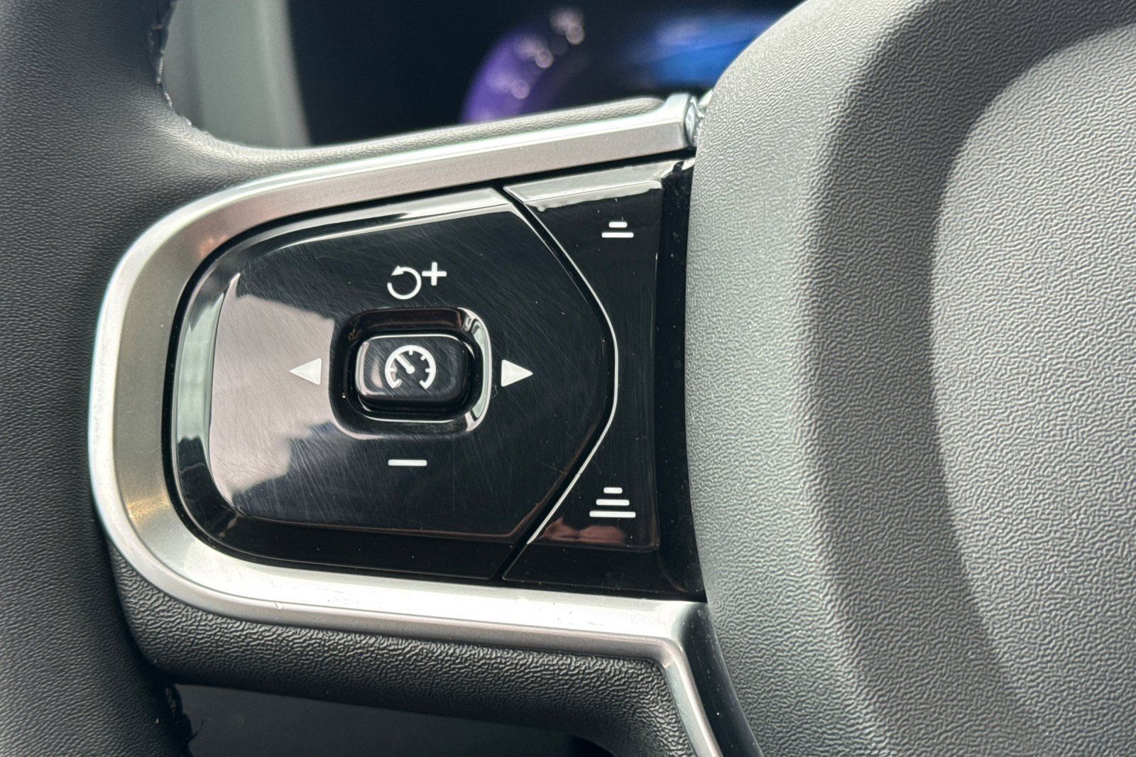 Used 2023 Volvo XC60 B5 Ultimate w/ Climate Package FWD image 28