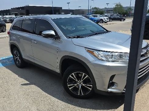 Used 2019 Toyota Highlander LE FWD image 4
