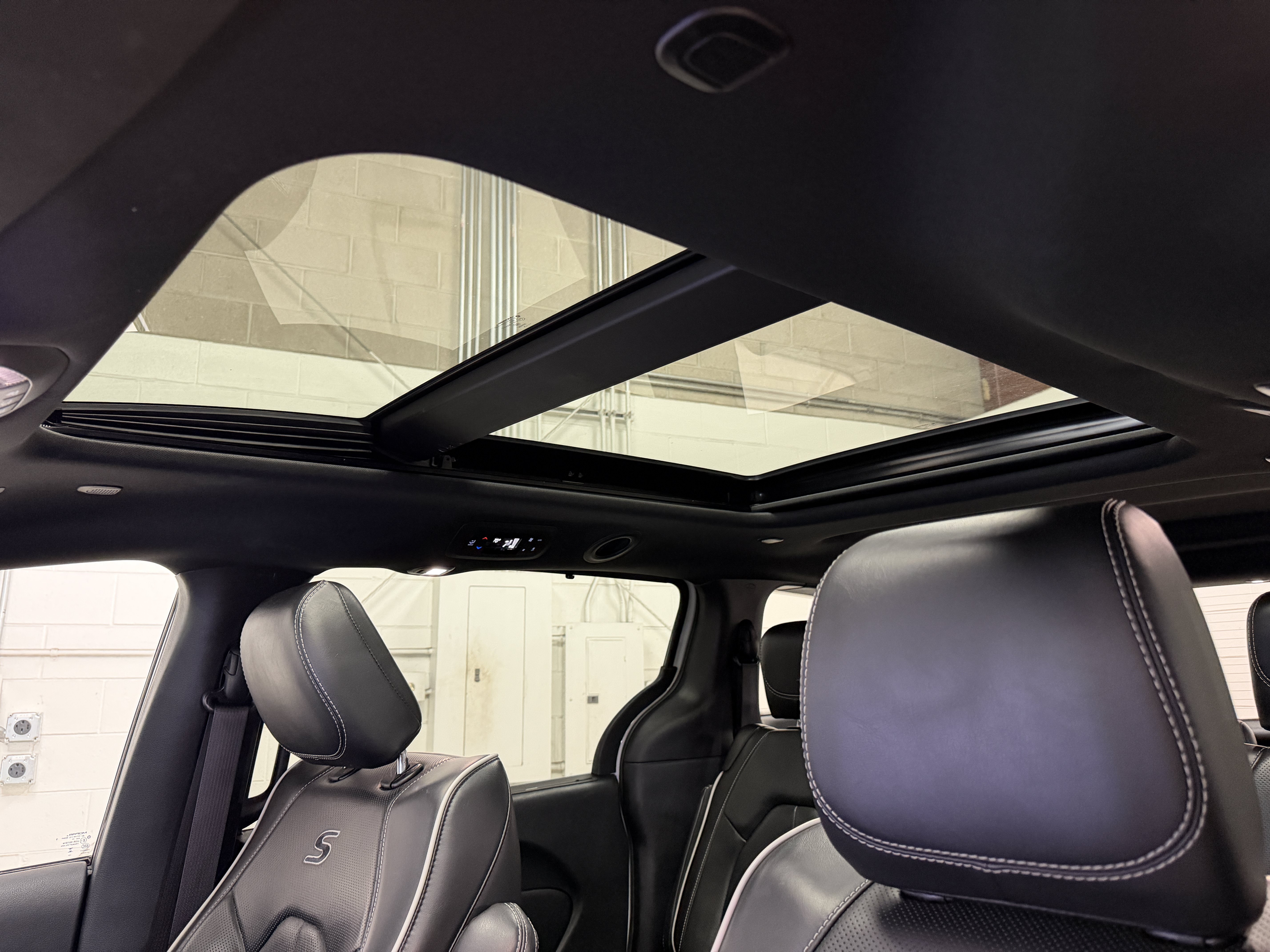 Used 2025 Chrysler Pacifica Limited FWD image 33