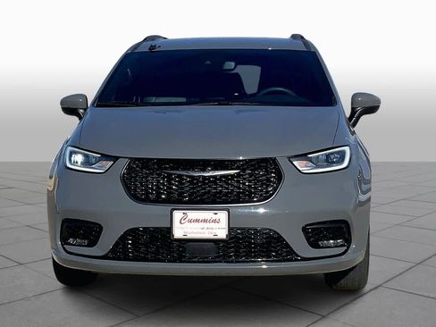 Used 2023 Chrysler Pacifica Touring-L w/ S Appearance Package image 4