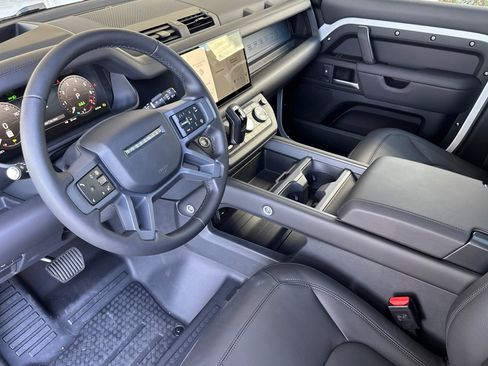 New 2025 Land Rover Defender 110 X-Dynamic SE image 9