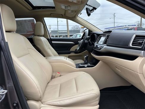 Used 2015 Toyota Highlander XLE image 12