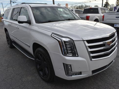 Used 2020 Cadillac Escalade ESV Premium Luxury image 4