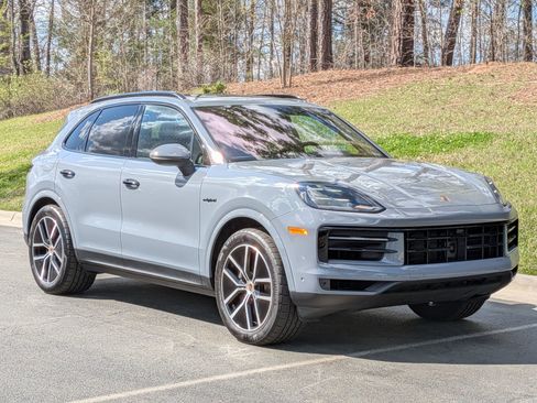 Certified 2025 Porsche Cayenne GTS AWD/4WD image 9