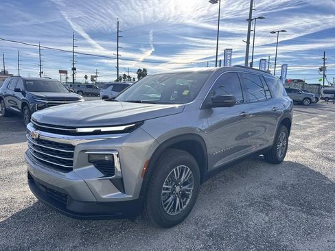 New 2026 Chevrolet Traverse LT image 3