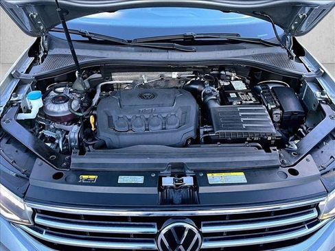 Used 2022 Volkswagen Tiguan SE w/ Panoramic Sunroof Package FWD image 11