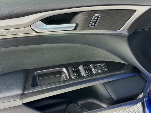 Used 2017 Ford Fusion SE w/ Fusion SE Technology Package image 18