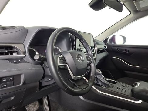 Used 2025 Toyota Highlander LE AWD/4WD image 14