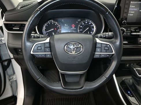 Used 2022 Toyota Highlander XLE image 19