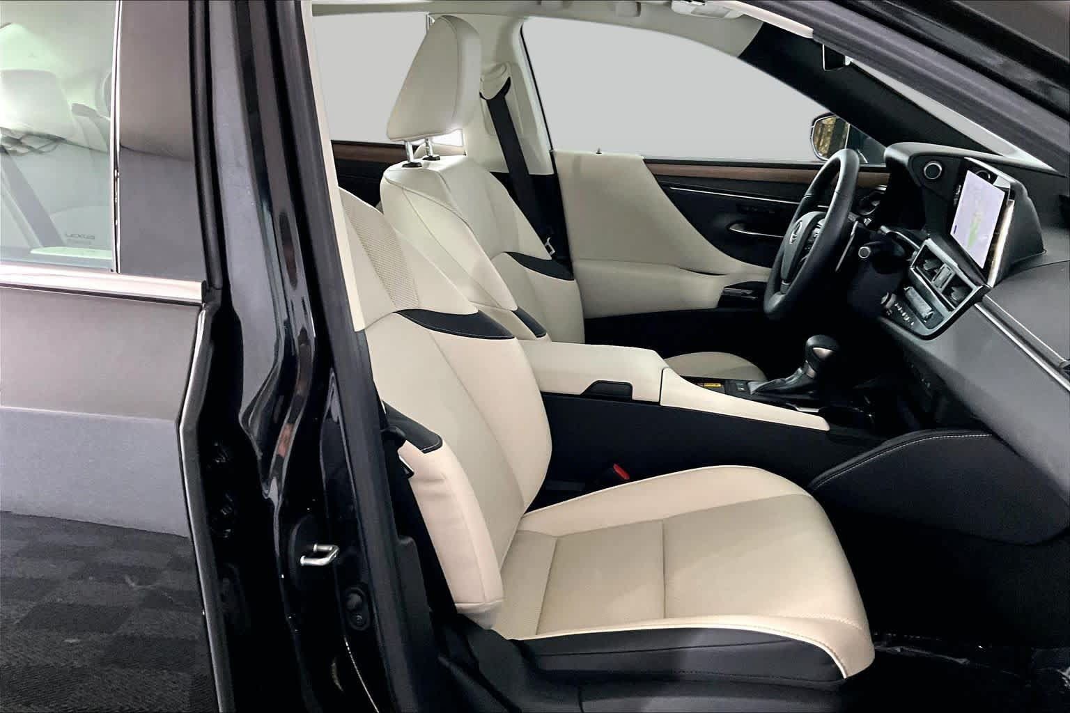 Used 2025 Lexus ES 300h w/ Premium Package FWD image 8