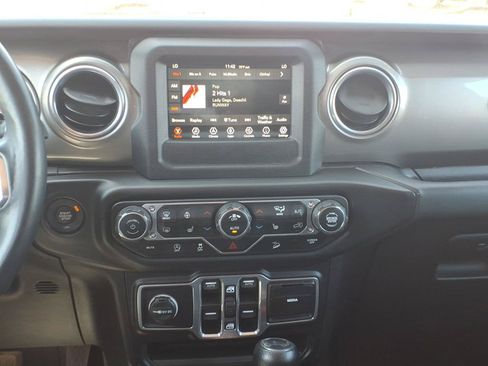 Used 2018 Jeep Wrangler Unlimited Sahara AWD/4WD image 13