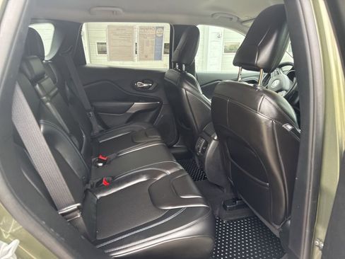 Used 2019 Jeep Cherokee Latitude Plus w/ Cold Weather Group AWD/4WD image 13