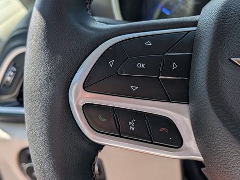 Used 2023 Chrysler Pacifica Touring-L FWD image 28