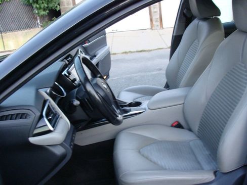 Used 2018 Toyota Camry SE FWD image 12