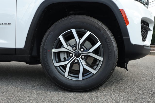 New 2027 Jeep Grand Cherokee Laredo X RWD image 5
