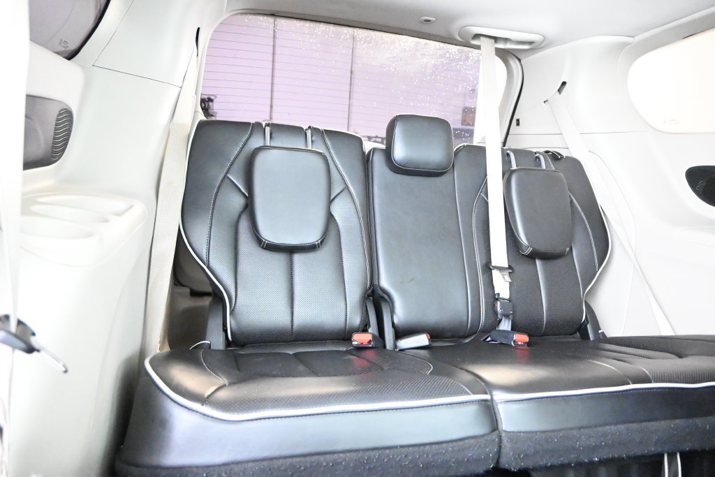 Used 2023 Chrysler Pacifica Limited FWD image 16