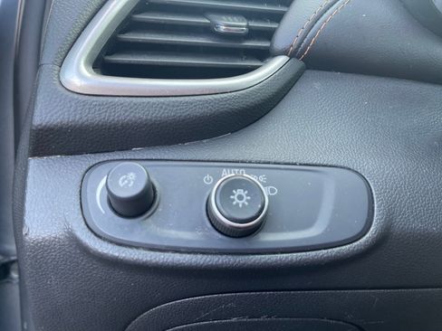 Used 2019 Chevrolet Trax LT w/ LT Convenience Package image 17