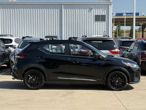 Used 2021 Nissan Kicks SR w/ SR Premium Package FWD image 3