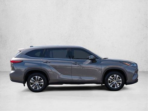 Certified 2021 Toyota Highlander XLE image 4