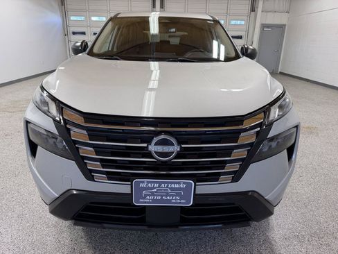 Used 2024 Nissan Rogue S FWD image 3