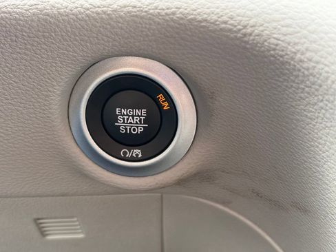 Used 2024 Chrysler Pacifica Limited FWD image 30