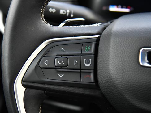 Used 2024 Jeep Grand Cherokee L Laredo image 34