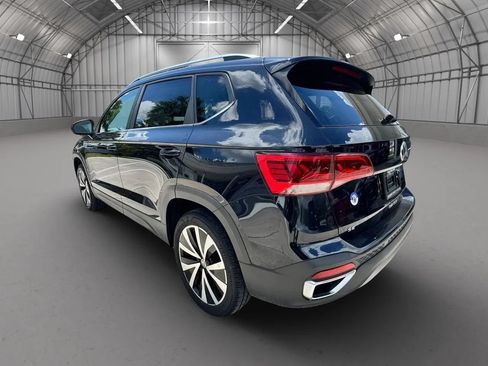 Used 2023 Volkswagen Taos SE FWD image 5