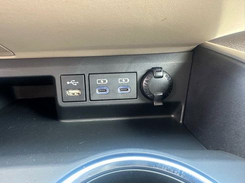 Used 2022 Toyota Highlander XLE image 18