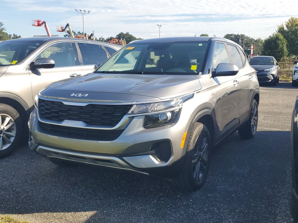 Used 2023 Kia Seltos LX AWD/4WD image 2