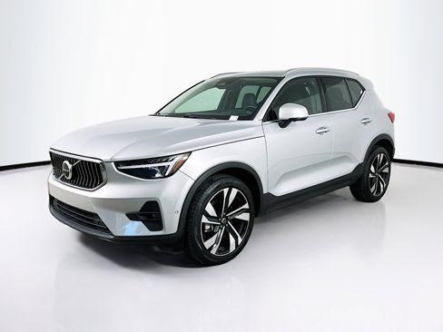 Used 2025 Volvo XC40 B5 Plus image 3