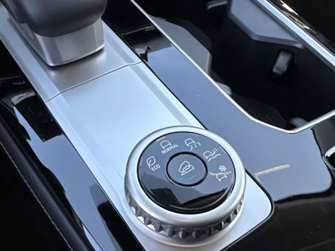 New 2025 Mitsubishi Outlander SE image 28