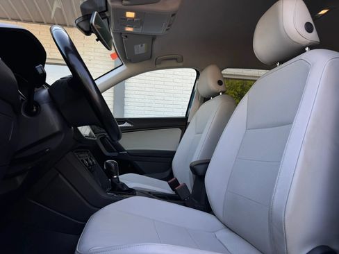Used 2018 Volkswagen Tiguan SE FWD image 12