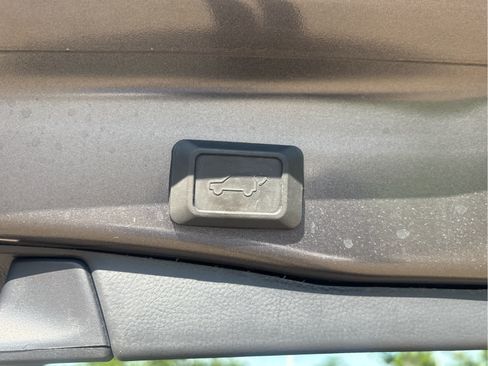 Used 2022 Toyota RAV4 XLE Premium AWD/4WD image 7