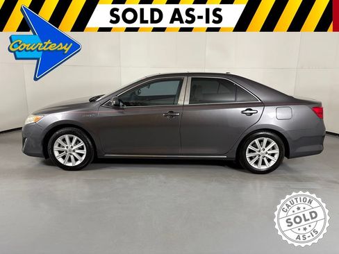 Used 2014 Toyota Camry XLE w/ Moonroof Package FWD image 5