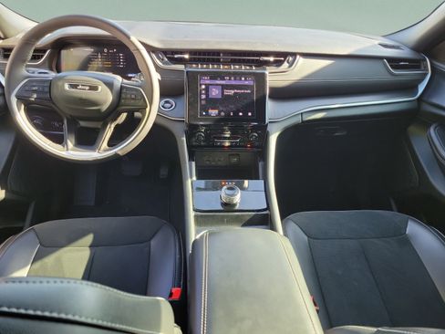 Certified 2025 Jeep Grand Cherokee Altitude AWD/4WD image 8