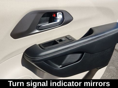 Used 2023 Chrysler Pacifica Touring-L image 17