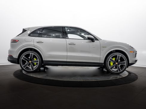 Certified 2023 Porsche Cayenne Platinum Edition AWD/4WD image 8