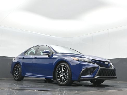 Used 2024 Toyota Camry SE w/ Convenience Package FWD image 10