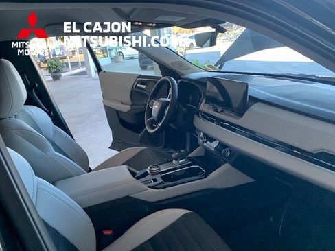 Used 2025 Mitsubishi Outlander SE image 26