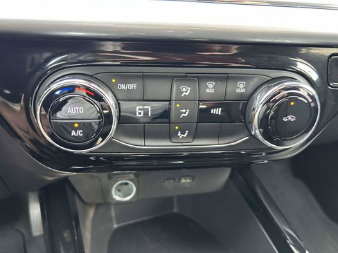 Used 2025 Chevrolet Trax LT FWD image 19