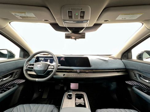 New 2025 Nissan Ariya Platinum image 9