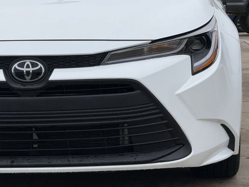 Used 2025 Toyota Corolla LE image 9