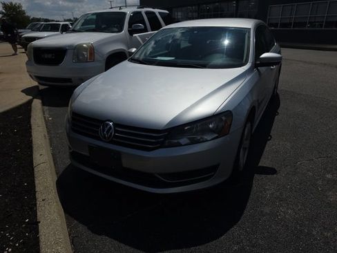 Used 2015 Volkswagen Passat 1.8T SE FWD image 2