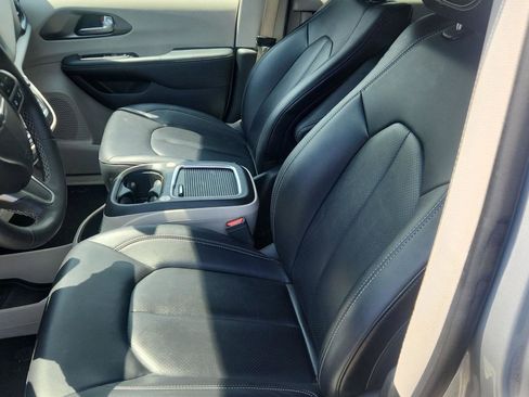 Used 2024 Chrysler Pacifica Touring-L FWD image 10